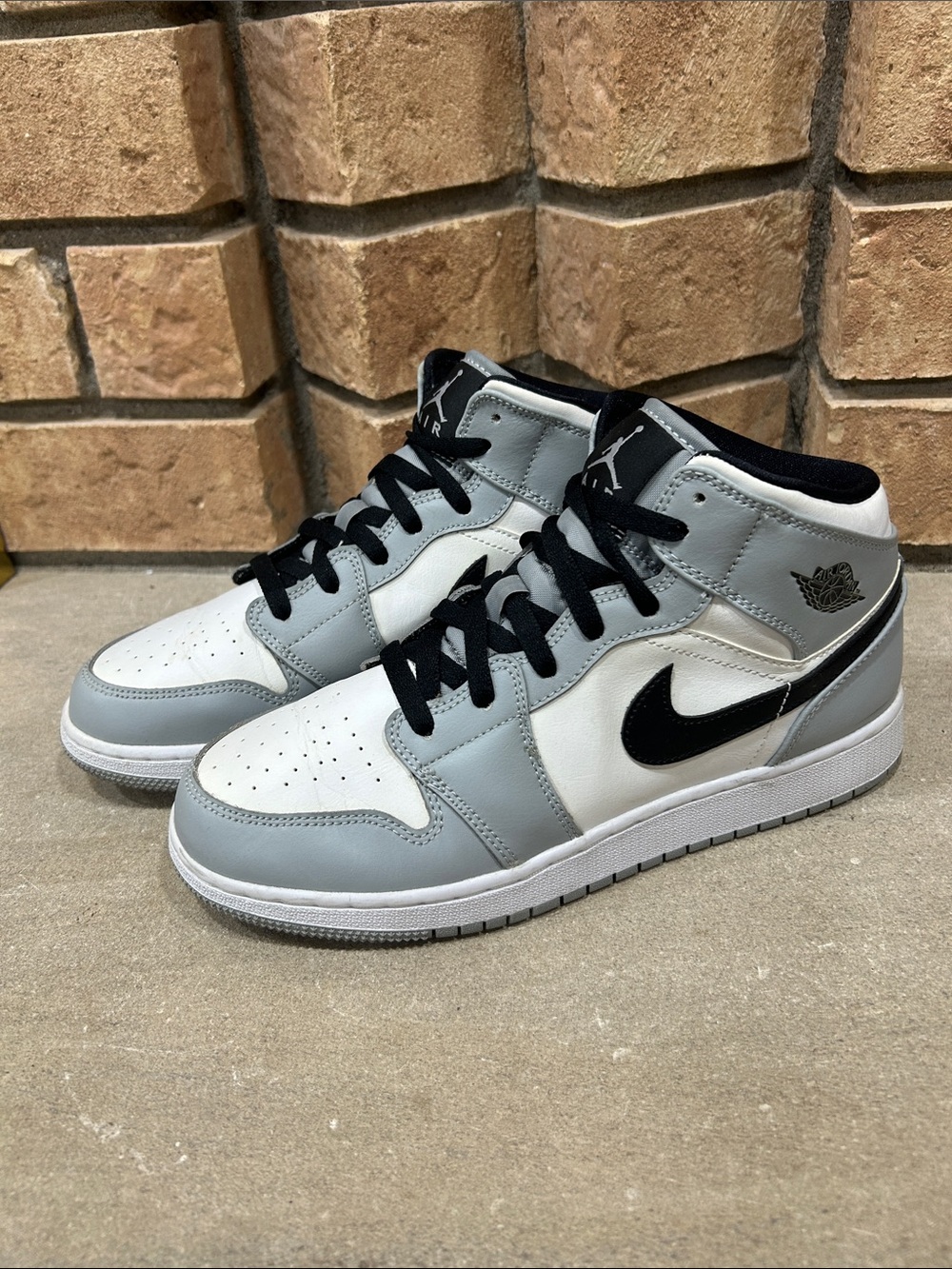 Nike Air Jordan 1 mid 55425-092 light smoke grey Women’s size 8.5 or kids 7Y